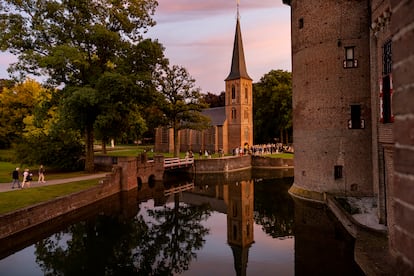 El público espera para entrar en la capilla del Kasteel de Haar para escuchar uno de los miniconciertos que pusieron fin el domingo por la tarde al Festival de Utrecht.