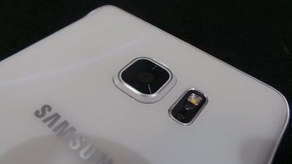 La cámara es la misma que la del Samsung Galaxy S6, elegida como la mejor del mercado por DoXMark hasta el momento. Cuenta con 16 MP, flash, sensor de ritmo cardíaco y flash de LED.