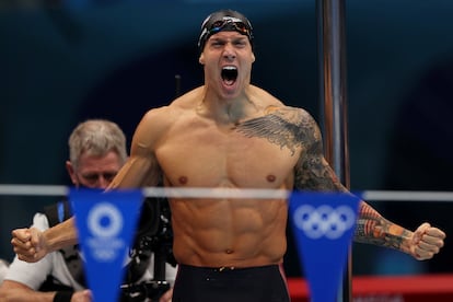 Dressel celebra el oro en el relevo de estilos.