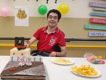 Rubén, usuario de Aspace, celebra su cumpleaños con el soplador de velas, en una imagen cedida por la asociación.