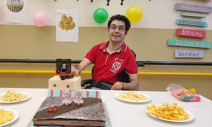 Rubén, usuario de Aspace, celebra su cumpleaños con el soplador de velas, en una imagen cedida por la asociación.