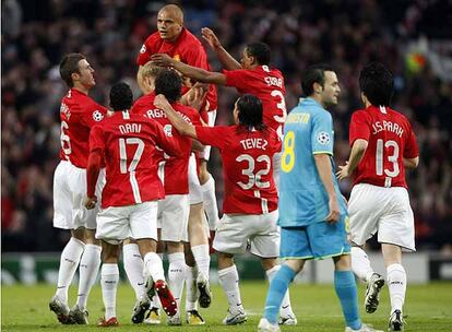 Los jugadores del Manchester celebran el gol de Scholes.