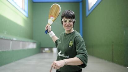 La pelotari Maite Ruiz de Larramendi, en el frontón de trinquete del club Oberena, en Pamplona.