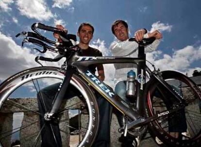 Alberto Contador, a la izquierda, y Perico Delgado, en la cima de Navacerrada.