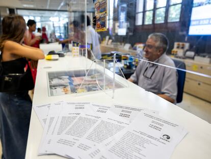 Varias personas depositan el voto por correo en una oficina de Valencia, el jueves.
