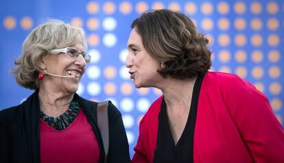 Manuela Carmena (esq.) i Ada Colau, en l'acte de Barcelona.