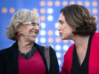 Manuela Carmena (esq.) i Ada Colau, en l'acte de Barcelona.