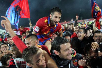 El defensor del Ajaccio Yohann Andreu celebra el ascenso junto a algunos compañeros.