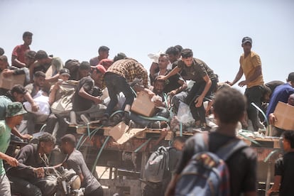 Palestinos, al borde de la inanición por los ataques y el bloqueo del ejército israelí, se reúnen en un punto de distribución de ayuda en el Corredor Netzarim para acceder a un suministro limitado de harina en la Franja de Gaza, este miércoles.