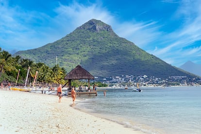 La playa de Flic en Flac, un pueblo costero en la costa oeste de Mauricio.