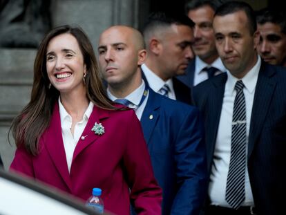 La vicepresidenta electa de Argentina, Victoria Villarruel, sale este miércoles del Senado tras reunirse con Cristina Kirchner.