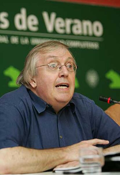 El historiador Paul Preston, durante la conferencia que ha impartido dentro de los cursos de verano que organiza la Universidad Complutense en El Escorial.