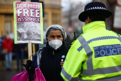 Una mujer pide la liberación de Julian Assange, este miércoles a las afueras del tribunal londinense de Old Bailey.