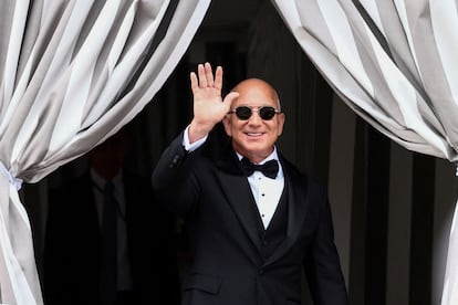 El fundador de Amazon, Jeff Bezos, sale del hotel Aman Venice este viernes. En la imagen, vestido de ceremonia saluda a la gente congregada en los alrededores. 