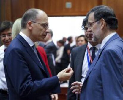 El presidente del Gobierno español, Mariano Rajoy (d), conversa con el primer ministro italiano, Enrico Letta (i), durante la reunión del Consejo Europeo en Bruselas en octubre de 2013. EFE/Archivo