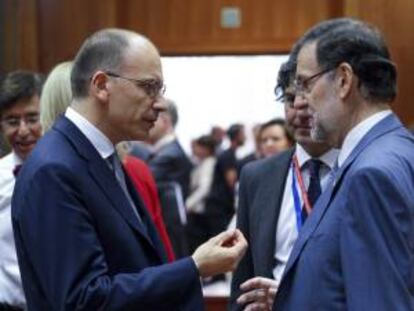 El presidente del Gobierno español, Mariano Rajoy (d), conversa con el primer ministro italiano, Enrico Letta (i), durante la reunión del Consejo Europeo en Bruselas en octubre de 2013. EFE/Archivo