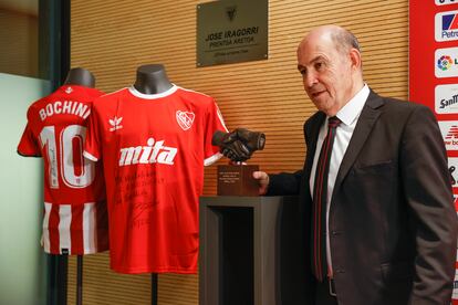 El exfutbolista argentino de Independiente Ricardo Enrique Bochini, este viernes tras recibir el Premio One Club Man del Athletic.