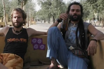 Alberto López y Alfonso Sánchez, disfrazados de hippies, durante el rodaje del tercer cortometraje de la <i>Trilogía Sevillana</i>