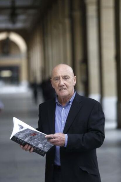 Rafael Aguirre sostiene un ejemplar de su libro en el que recoge la historia de San Sebastián. 