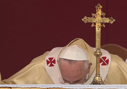 El papa Francisco besa el altar durante la celebración de una misa el día de Todos los Santos, en el cementerio Verano de Roma, el 1 de noviembre de 2013.