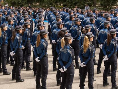 Desfile de la Policía Municipal el año pasado en el paseo de coches del Retiro.