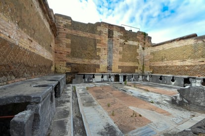 Vista general de unas letrinas en Ostia Antica.