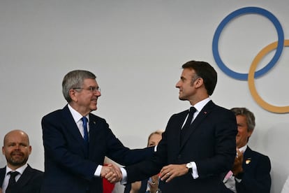 El presidente francés, Emmanuel Macron, junto al presidente del Comité Olímpico Internacional, Thomas Bach, durante la ceremonia de inauguración de los Juego Olímpicos de París. 