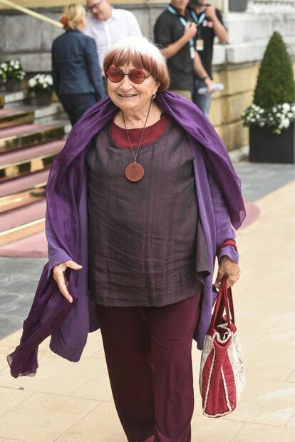 Y si Wim Wenders puede ponerse lo que le da la gana, qué decir de Agnés Varda (Ixelles, Bélgica, 1928). 89 años y un estilo propio (el cabello a dos tintes, atención) que da sopa con ondas a muchas advenedizas de 19. La directora recibió un premio Donostia a su larguísima carrera, pero también podría recibir varios a su estilo y personalidad.