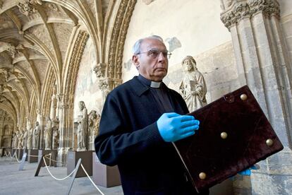 Máximo Gómez, director del museo catedralicio de León, transporta el Antifonario por el claustro de la Catedral.