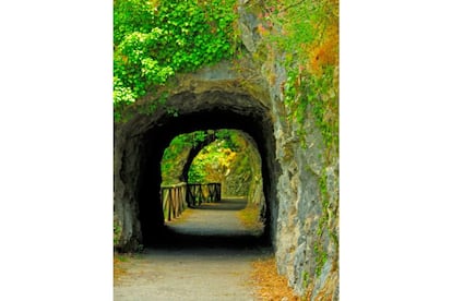 This Y-shaped 22-kilometer trail follows a former miners’ railroad through the Trubia valley, linking the villages of Tuñón, Teverga, and Quirós. At the Casa del Oso, the headquarters of a foundation to protect bears, visitors can hire bicycles and explore the Picos de Europa mountains.