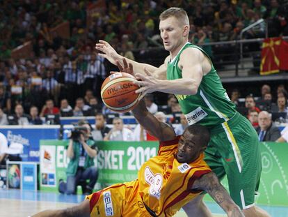 McCalebb pelea el balón con el lituano Kaukenas en los cuartos de final.