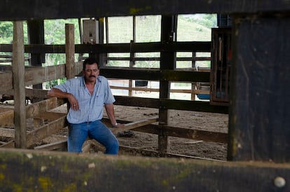 Luis Mora, de 56 años, en su finca de Boruca.