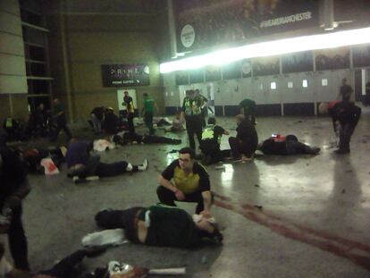 Heridos en el interior del Manchester Arena tras la explosión.