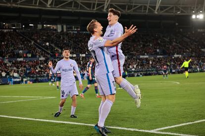 De Jong y Gavi celebran el gol de la victoria, este domingo en el Ciutat de València.