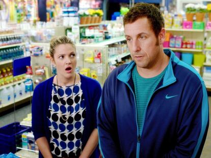 Comparir algunas cosas no refuerza necesariamente el amor. En la imagen, Drew Barrymore y Adam Sandler en 'Juntos y revueltos' (2014).