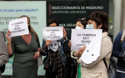 Manifestantes apoyan a Irune Costumero este lunes frente al juzgado.