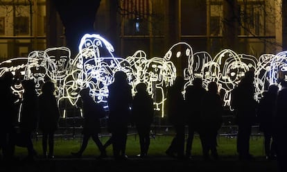 'Brothers and Sisters', por Ron Haselden, otra de las obras que iluminan las calles de Londres durante el festival Lumiere.