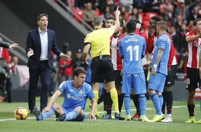 El entrenador del Athletic, Eduardo Berizzo(i) protesta un decisión del árbitro Iglesias Villanueva.