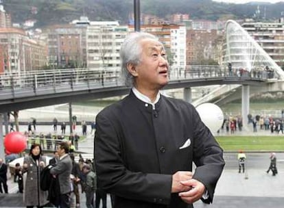 El arquitecto japonés Arata Isozaki, delante del paso elevado que ha diseñado para conectar la pasarela de Calatrava (al fondo) a Uribitarte.