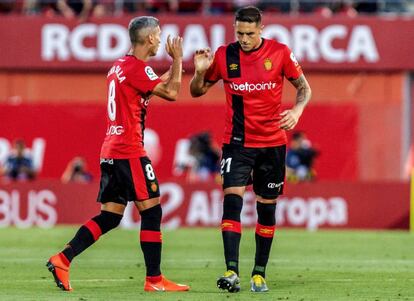 Salva Sevilla saluda a Raíllo.