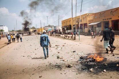 Un manifestante durante una protesta en Beni (Congo), contra el aplazamiento elecotoral, anunciado por el comité nacional congoleño.