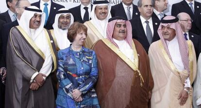 La representante de la pol&iacute;tica exterior de la UE, Catherine Ashton, durante una reuni&oacute;n con representantes de  pa&iacute;ses del Golfo P&eacute;rsico. 