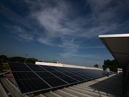 Instalación en el techo de una escuela de natación de paneles solares realizada por Genergy, empresa ubicada en el norte de México, en octubre de 2021.