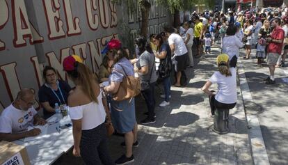 La comunitat veneçolana vota al carrer a Barcelona.
