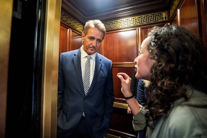 Ana María Archila increpa al senador Jeff Flake.