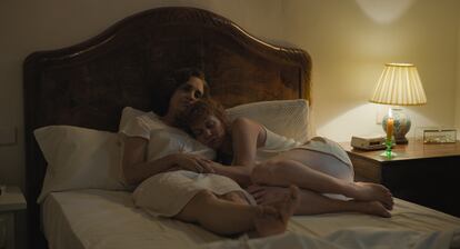 Fotograma de la película 'Los pequeños amores', de Celia Rico. En la imagen María Vázquez y Adriana Ozores.