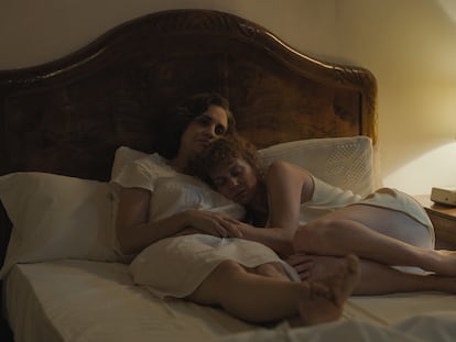 Fotograma de la película 'Los pequeños amores', de Celia Rico. En la imagen María Vázquez y Adriana Ozores.