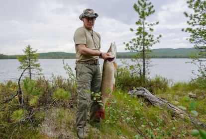 El presidente ruso sujeta un lucio que acaba de pescar y que, según la versión oficial, pesaría 21 kilos. Lo recibió con un sonoro beso. El peso fue objeto de un intenso debate en Internet en el verano de 2013.