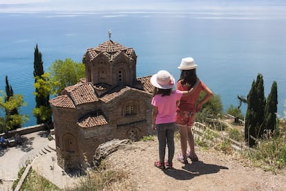 Ohrid, con su lago, es el destino más atractivo de Macedonia del Norte. Lo tiene todo para conseguir una foto perfecta y disfrutar de una agradable estancia: un recio castillo medieval, un casco antiguo con callejas de piedra, una basílica con varias cúpulas,Plaošnik, restaurantes tradicionales, cafés y, sobre todo, la visita a la iglesia de Sveti Jovan (en la foto), en el pueblo pesquero de Kaneo, que domina el lago Ohrid y sus populares playas encaramada en un risco. Es el mejor sitio para contemplar, de un vistazo, la bella arquitectura de la ciudad, la tentadora imagen de los bañistas tomando el sol y las distantes barcas de pesca, todo ello enmarcado por el monte Galičica al sureste. Ohrid es lo bastante pequeña como para ver los monumentos rápidamente y pasar un rato mojándonos los pies en su encantadora playa urbana o durante un paseo junto al lago.