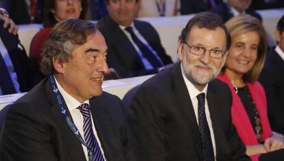 El presidente de CEOE, Juan Rosell, junto al presidente del Gobierno, Mariano Rajoy, y la ministra de Empleo y Seguridad Social, Fátima Báñez.